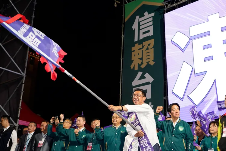 許智傑揮舞戰旗。許智傑總提供