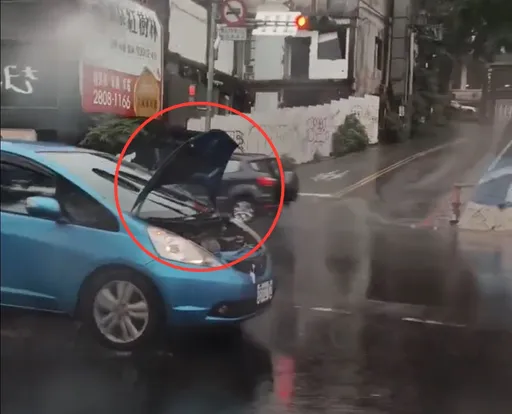 這部車「上掀引擎蓋」超狂上路 車主訴苦楚!惹警哭笑不得