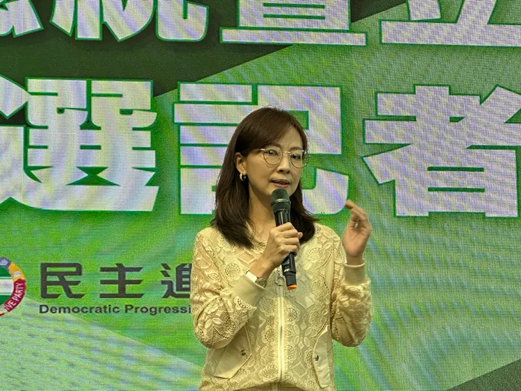 民進黨不分區立委參選人郭昱晴表示，眼鏡才是「萬老師」的本體。潘袁詩羽攝