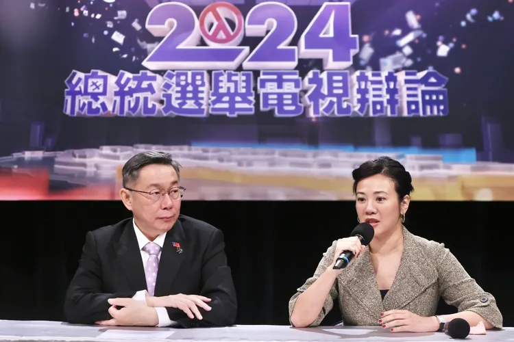 總統候選人辯論會結束，吳欣盈陪柯文哲出席記者會。林林攝