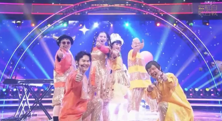 黑色餅乾與口袋餅乾一起演出。翻攝《第74屆NHK紅白歌唱大賽》