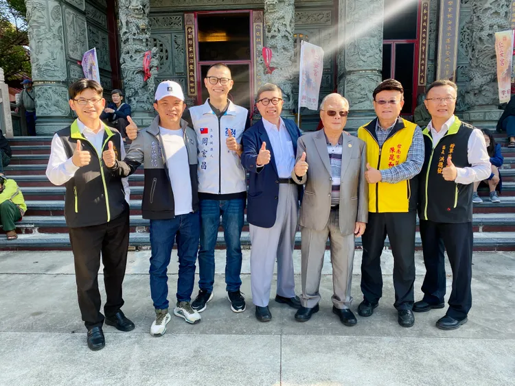 市議員陳昆和、前市議員侯澄財、立委候選人周宏昌等人都來陪同。王志弘攝