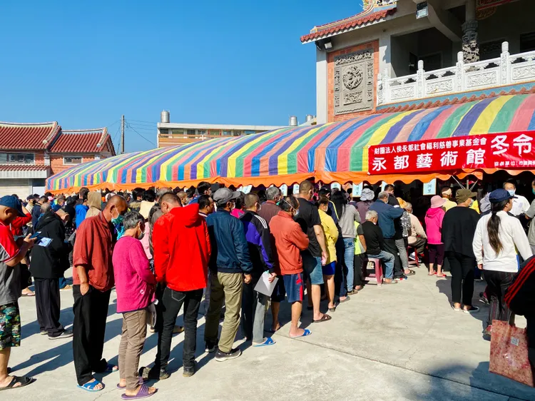 鄉親大排長龍領紅包。王志弘攝