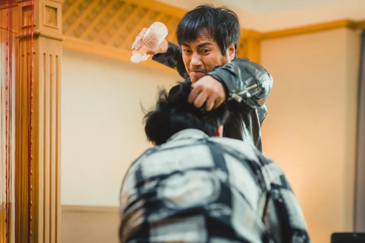 擁有武打底子的莊凱勛，在戲裡將寶特瓶當致命武器，動作乾淨俐落。公視台語台提供