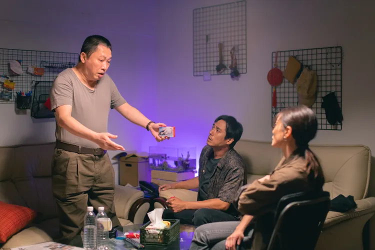 莊凱勛（中）與趙正平（左）即興對話演出，笑料不斷。公視台語台提供