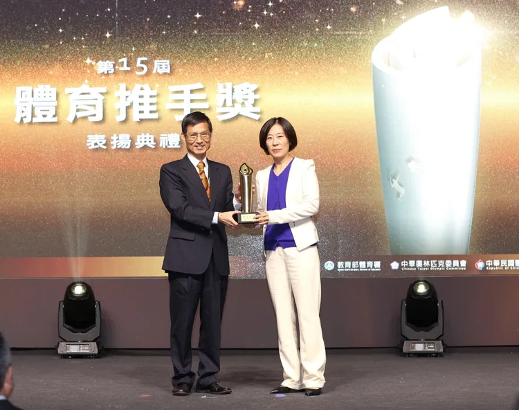 行政院政務委員林萬億（左）頒發獎座給台灣人壽副總經理孫紀蘭（右）。   中信金控提供。   