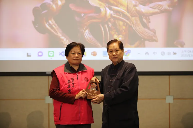 財團法人全國道教宮廟人才培訓協會贈牌感謝出席學者，分享研究報告成果。協會提供