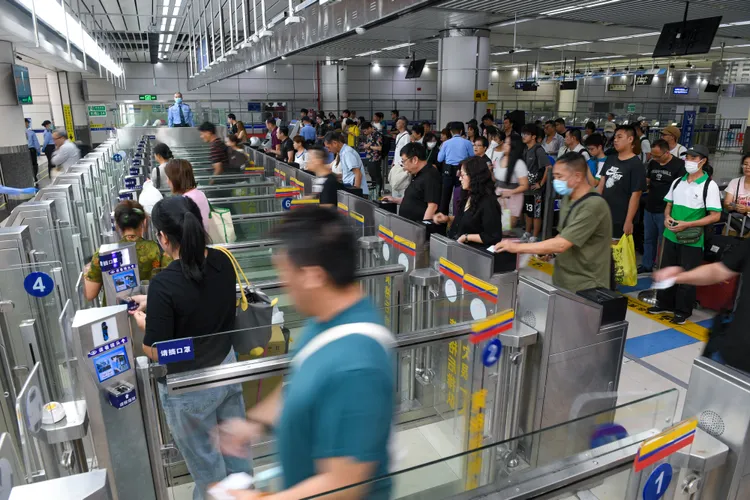 香港民眾常在週末北上到深圳旅遊購物，圖為深圳灣口岸。新華社