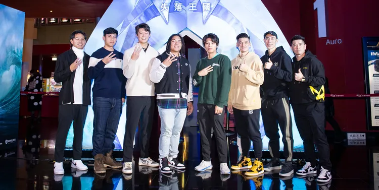 徐若熙（左起）、陳冠偉、張景淯、吉力吉撈·鞏冠、王星皓、洪志善、林書緯和洪志虎出席《水行俠 失落王國》試映會。華納兄弟提供