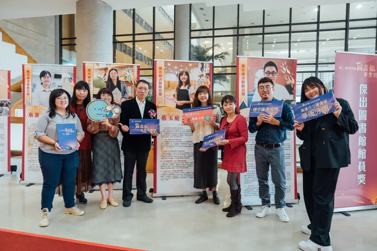高市圖勇奪第二屆教育部圖書館事業貢獻獎雙獎項，館員蔡玉庭(右4)獲「傑出圖書館館員獎」。文化局提供