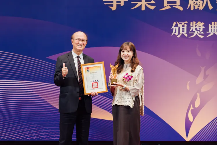 教育部次長林騰蛟(左)頒發「傑出圖書館館員獎」給蔡玉庭(右)。文化局提供