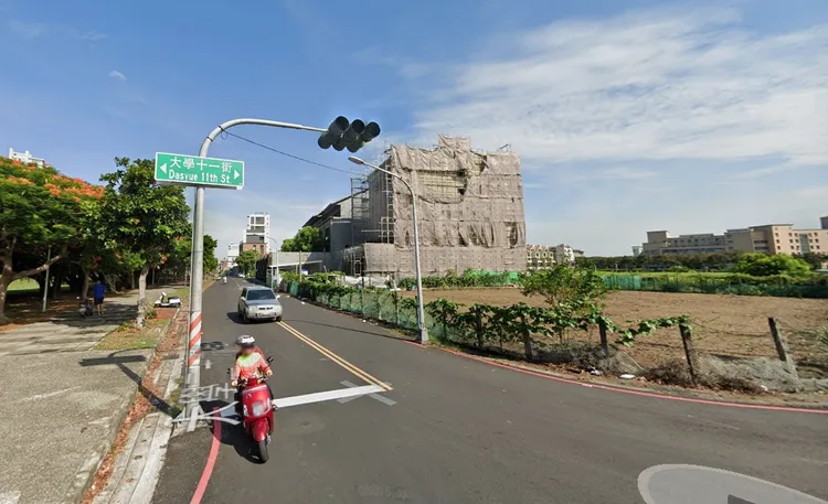 高雄大學土地屬興連城與芳崗建設合作，具備萬坪公園首排。 翻攝google map