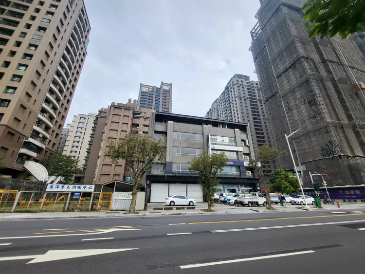 美術館土地鄰近美術公園，周邊有輕軌與台鐵站。葉家銘攝