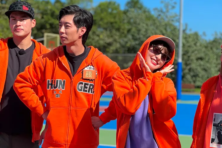 峮峮（右一）戴墨鏡投籃，一次進，眾人驚呼。中視提供