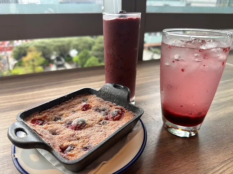 甜點「克拉芙緹」及飲品「莓果氣泡飲」、「藍莓黑醋栗奶昔」。陳怡文攝