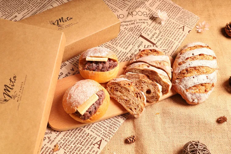 米塔手感烘焙推出的秩父味噌相思包、日本焙煎嚴選黃豆麵包。業者提供