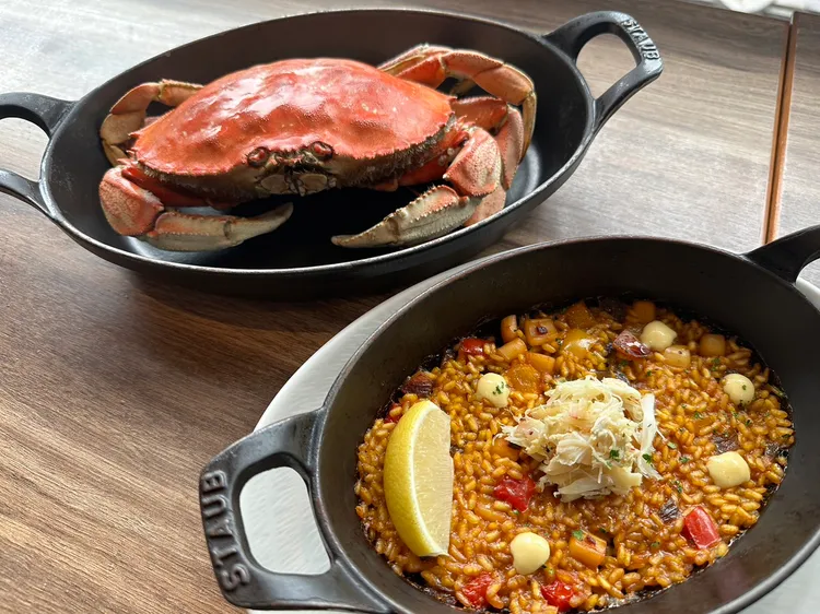 「西班牙海鮮烤飯」搭配來自奧勒岡州、肉質細嫩、味道鮮美的珍寶蟹肉絲。陳怡文攝