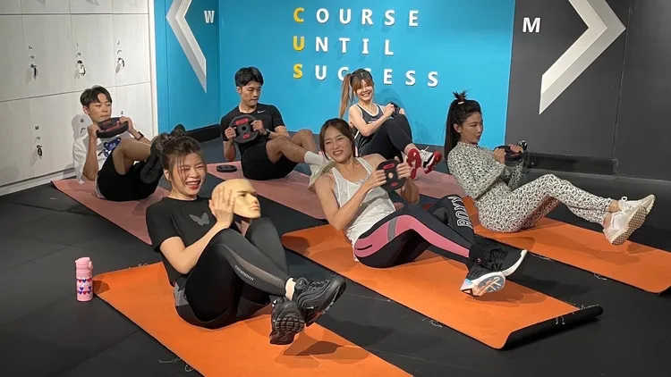 主播們努力做燃脂訓練。17LIVE提供