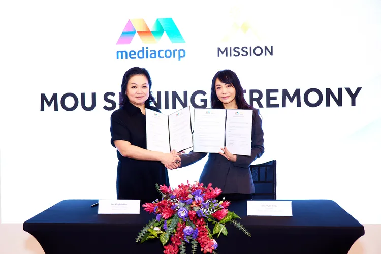 柴智屏（右）與新傳媒首席內容創作官林麗慧簽署合作計畫。米神國際提供