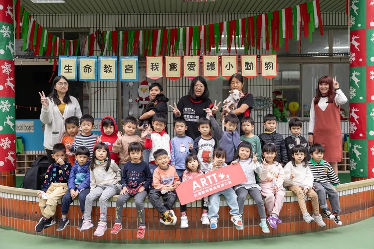 台灣動物緊急救援小組27到幼兒園進行生命教育宣導活動。救援小組提供