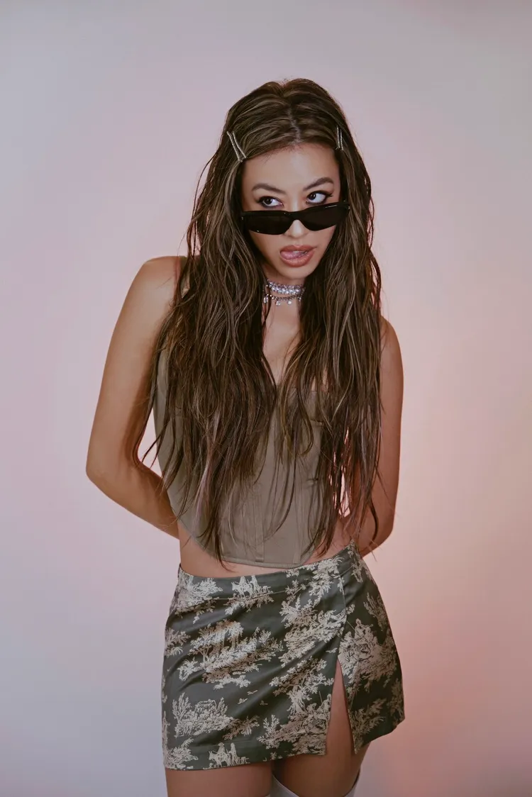 蔡詩芸推出首波主打《Lovesick》。人見人愛娛樂提供