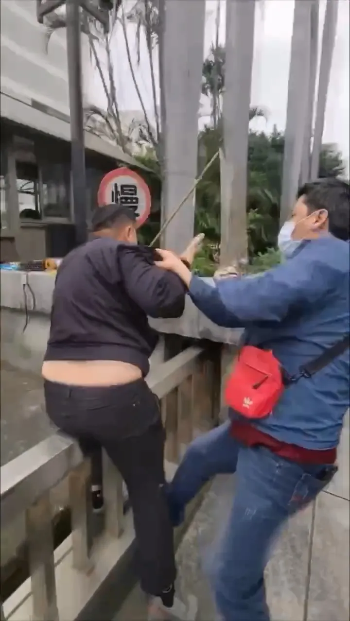 陳男翻進法院鐵門才掙脫憤怒的被害人。民眾提供