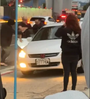 半裸男試圖掙脫，大喊：救命啊！翻攝自爆料公社
