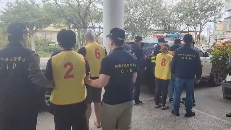 4名男女移送偵辦。大溪警分局提供