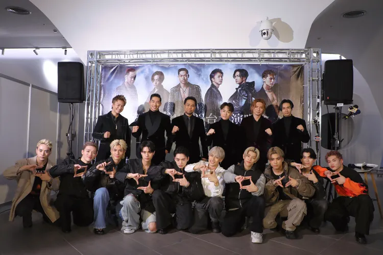 TAKAHIRO（後排左起）、AKIRA、NESMITH、TETSUYA、SHOKICHI、KENCHI，與師弟團TJBB的NOSUKE（前排左起）、田中彰、中村碧、宇原雄飛、古嶋滝、AERON、桑原巧光、佐藤蒼虎、石川晃多、佐藤陽合影 。攝影中心攝