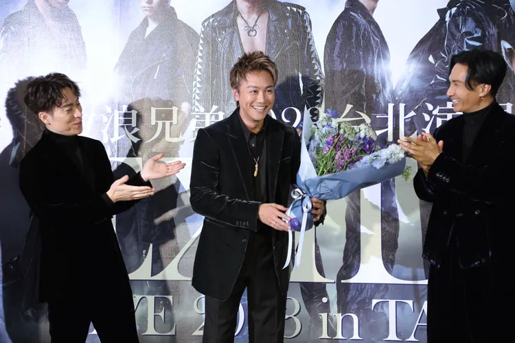 TAKAHIRO（中）喜收花束，對於39歲生日「逢9
」的習俗，並不在意。攝影中心攝