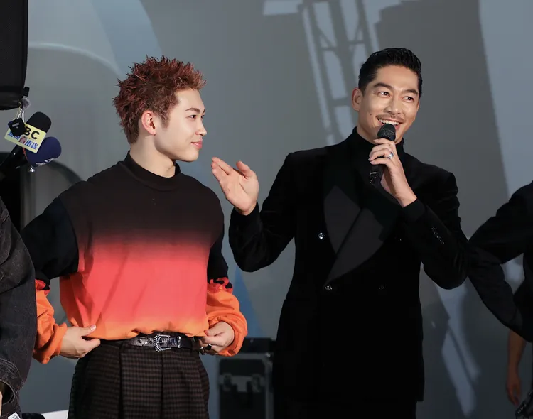 AKIRA（右）介紹師弟團THE JET BOY BANGERZ在台灣長大的佐藤陽。攝影中心攝