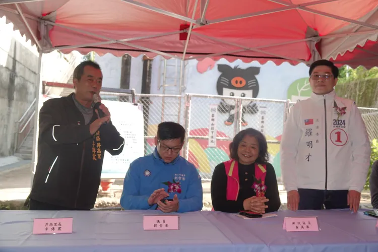 當地里長李傳震（左）等人為居民奔走，才有今天結果。江孟謙攝