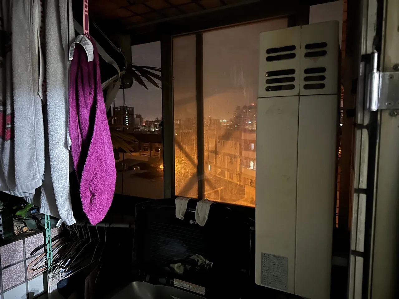 住處熱水器設置在陽台,但疑似通風不良肇禍。民眾提供