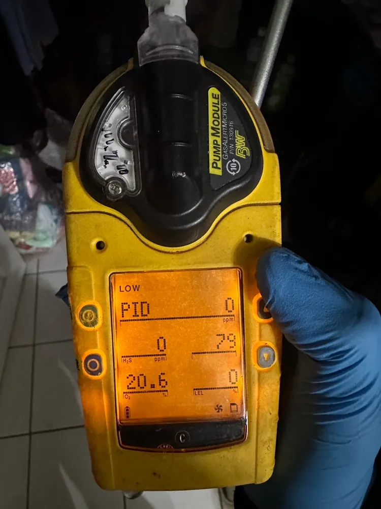 消防人員檢測現場一氧化碳濃度。民眾提供