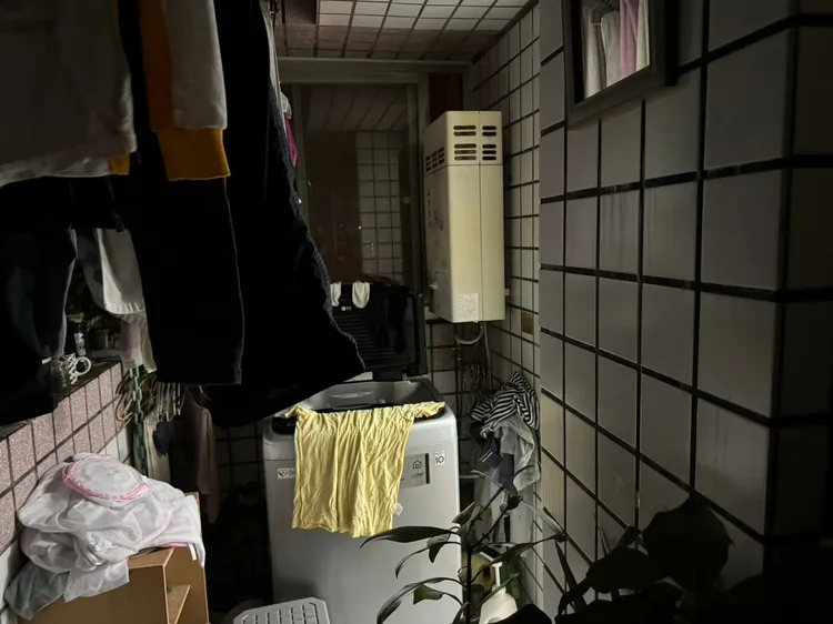 裝設熱水器的陽台疑太多雜物導致通風不良。民眾提供