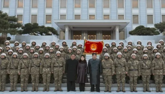 金正恩帶女兒金主愛與飛彈負責人員合影，金主愛「神複製」父親的皮衣風格。朝中社