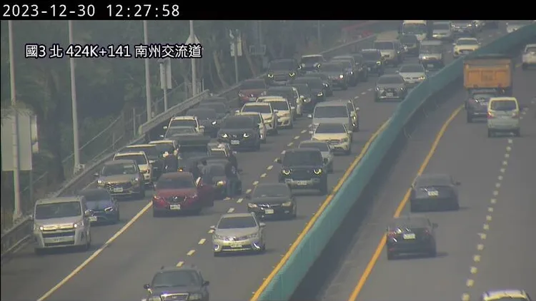 今天國3南向423.4公里處發生8輛小客車追撞事故。高公局提供