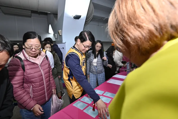 現場設置攤位與球迷互動。翻攝畫面