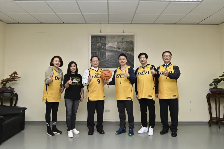 調查局長王俊力與中信娛樂公司董事長陳國恩等人相見歡，也就相關打詐、肅毒等問題交換意見。翻攝畫面