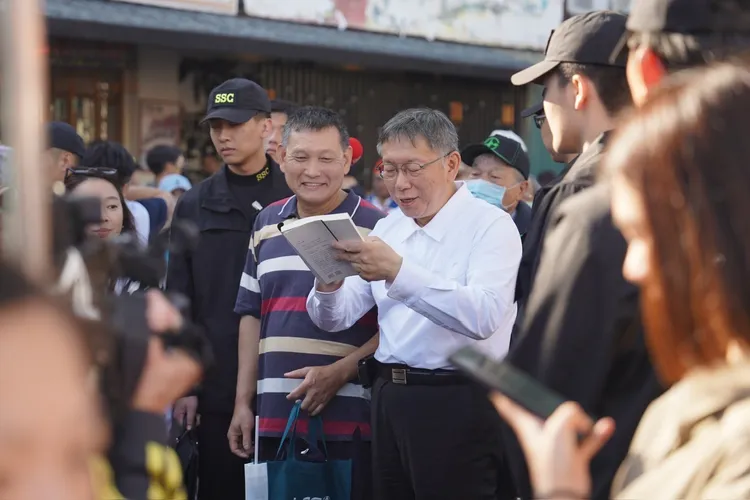 柯文哲到淡水掃街，支持者跟柯索簽名。民眾黨提供