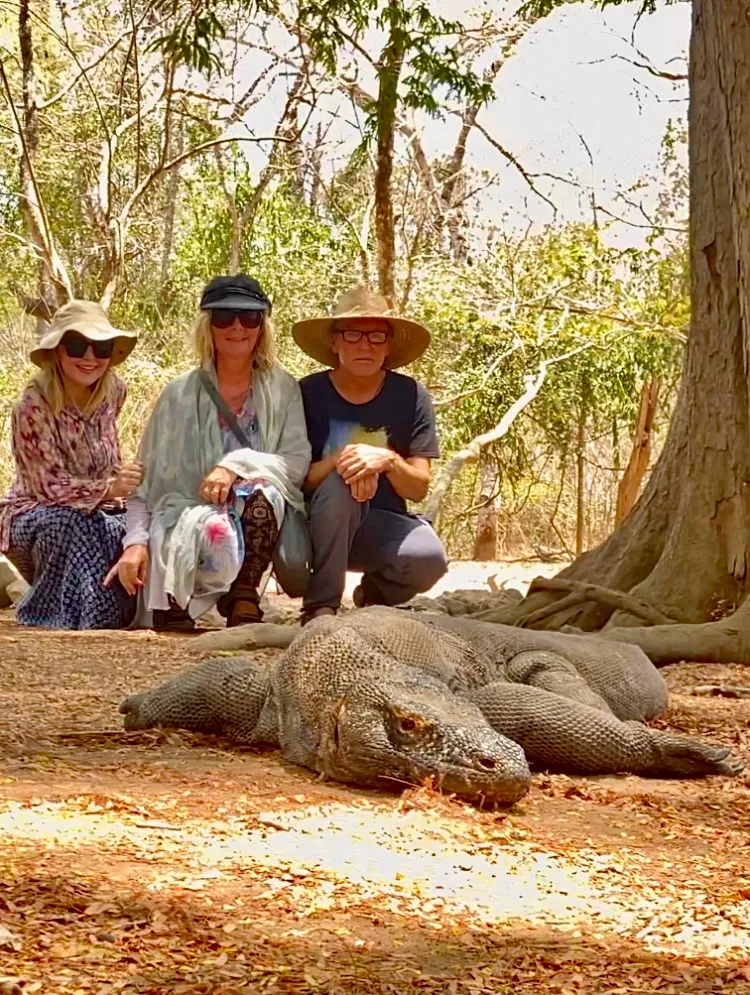 他們在印尼近距離觀看科莫多龍。翻攝羅莎西蒙一家挑戰之旅官網buckleupdorothy.co.uk