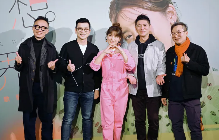 荒山亮、陳子鴻、許常德與吳俊徹為翁鈺鈞發片獻上祝福。三立藝能提供