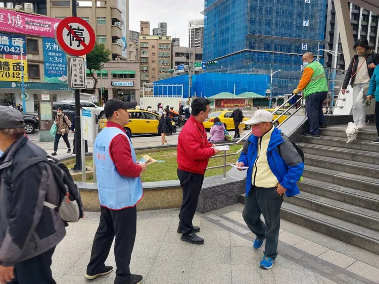 消防人員提醒路過民眾。翻攝畫面