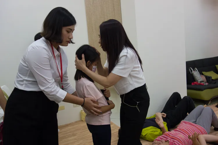 胡曉菁在教會服事，女兒主兒也會來幫忙。本人提供