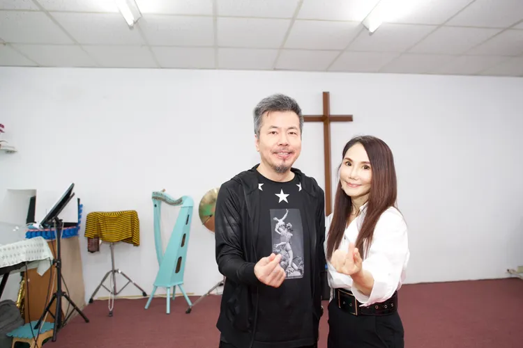 胡曉莉與黃國倫在教會同框合影。本人提供