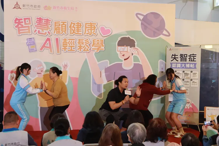 光復中學學生與長輩互動。新竹市府提供