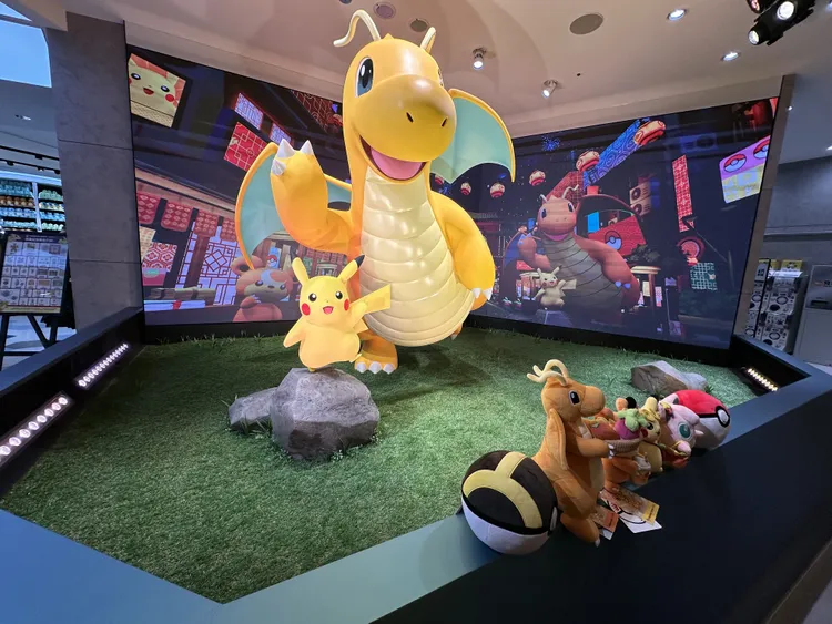 快龍與皮卡丘在入口處熱情迎接粉絲光臨。陳怡文攝
