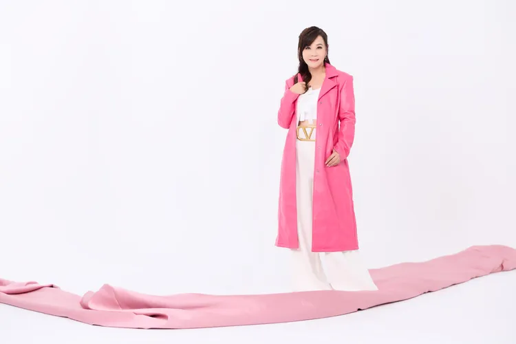 龍千玉拍此次新專輯走芭比粉系列。豪記唱片提供