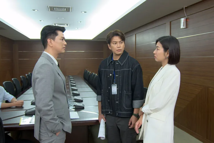 潘逸安（左）和米可白（右）一見面氣氛就劍拔弩張，讓夾在中間的蕭景鴻十分尷尬。台視提供