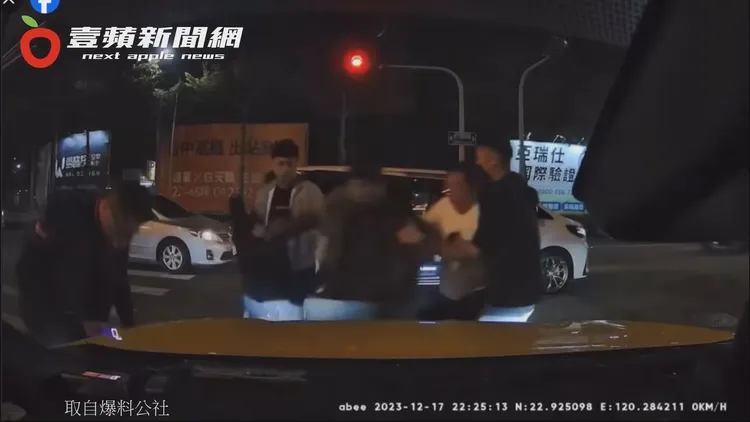 4男猛力把行人架走道路邊，白色休旅車還陸續下來3名女乘客跟上。取自爆料公社